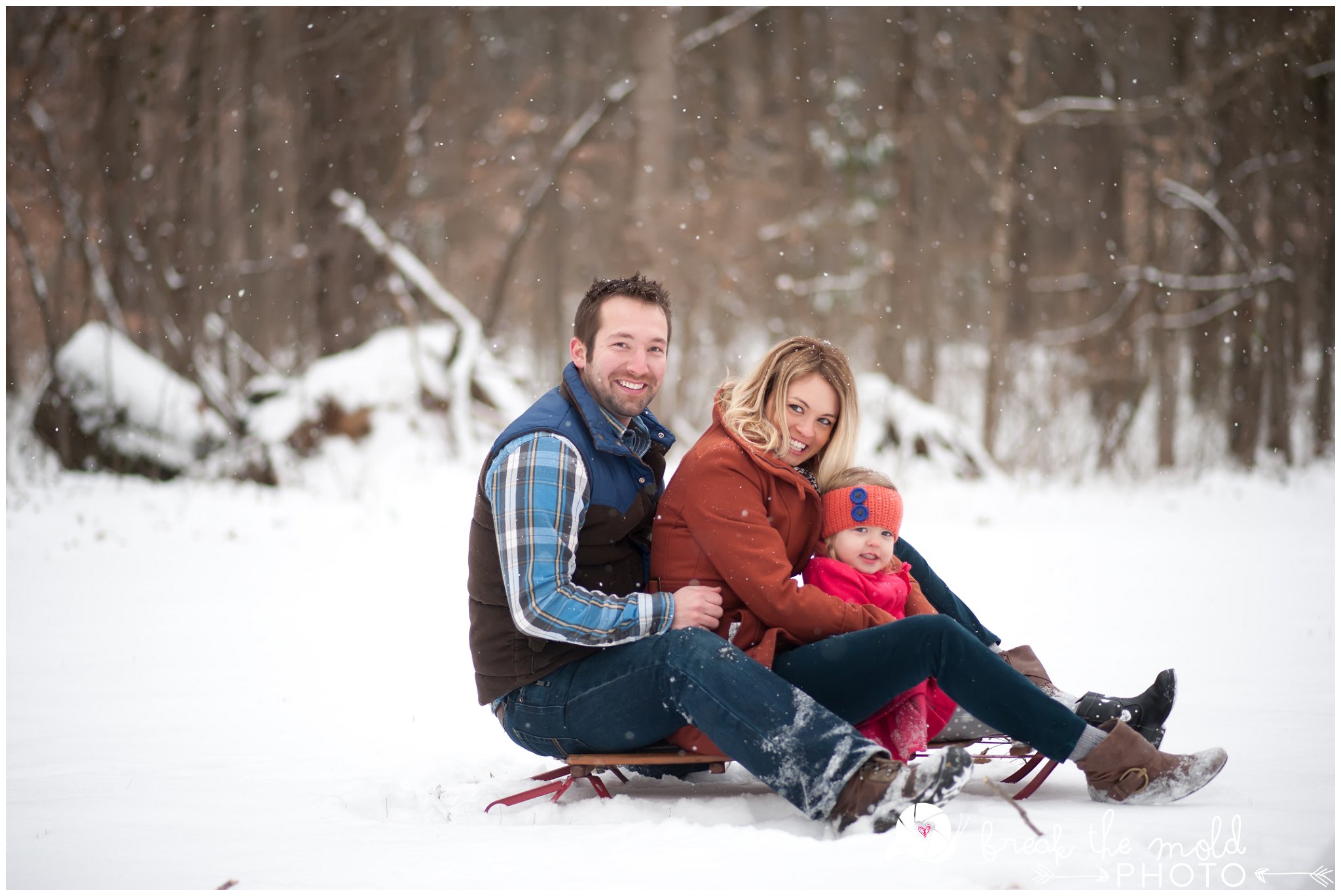 break-the-mold-photo-snowy-day-engagement-photos-knoxville-tn-tennessee-snow-day-pictures-winter-outdoor-unique-family_1513.jpg