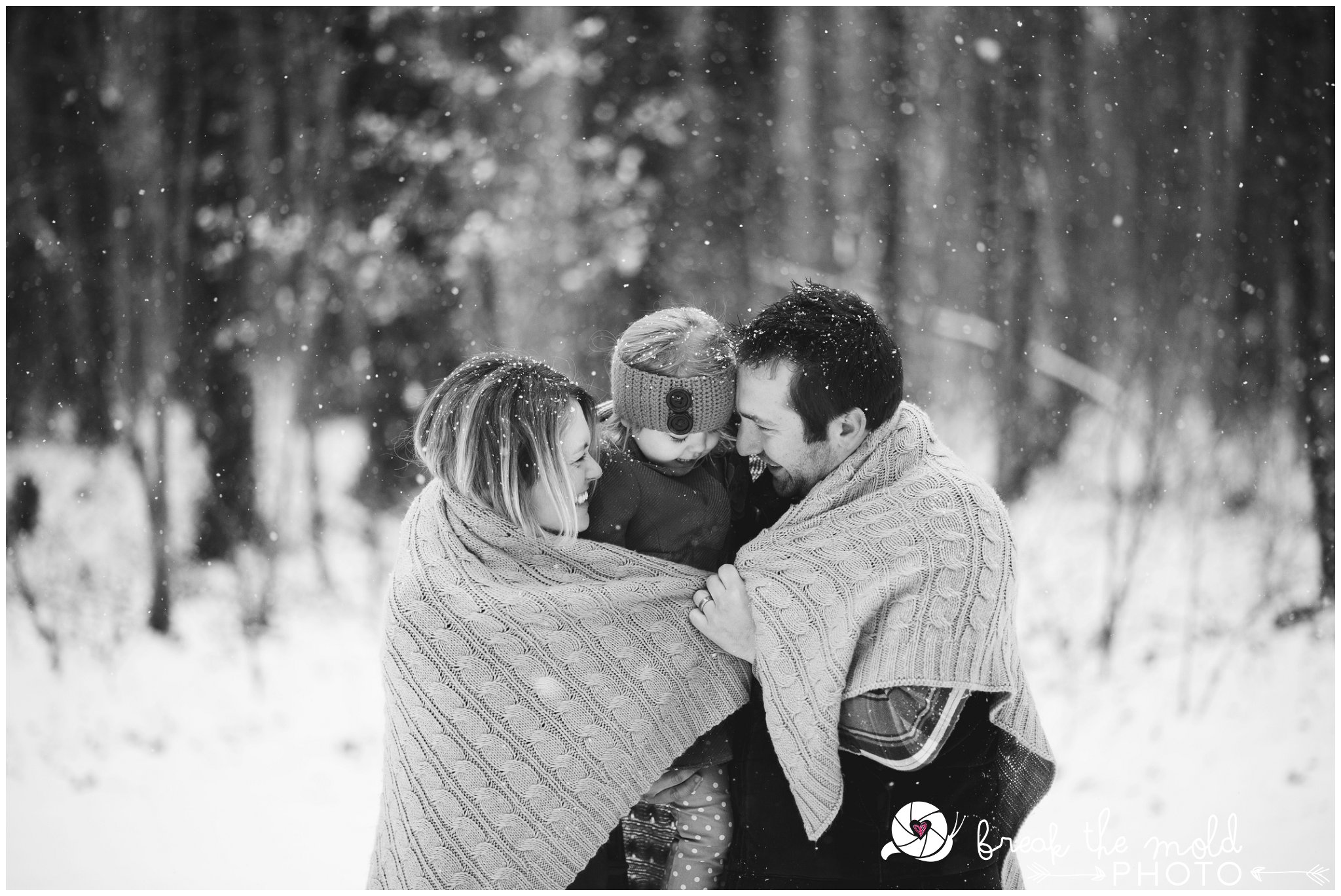 break-the-mold-photo-snowy-day-engagement-photos-knoxville-tn-tennessee-snow-day-pictures-winter-outdoor-unique-family_1518.jpg