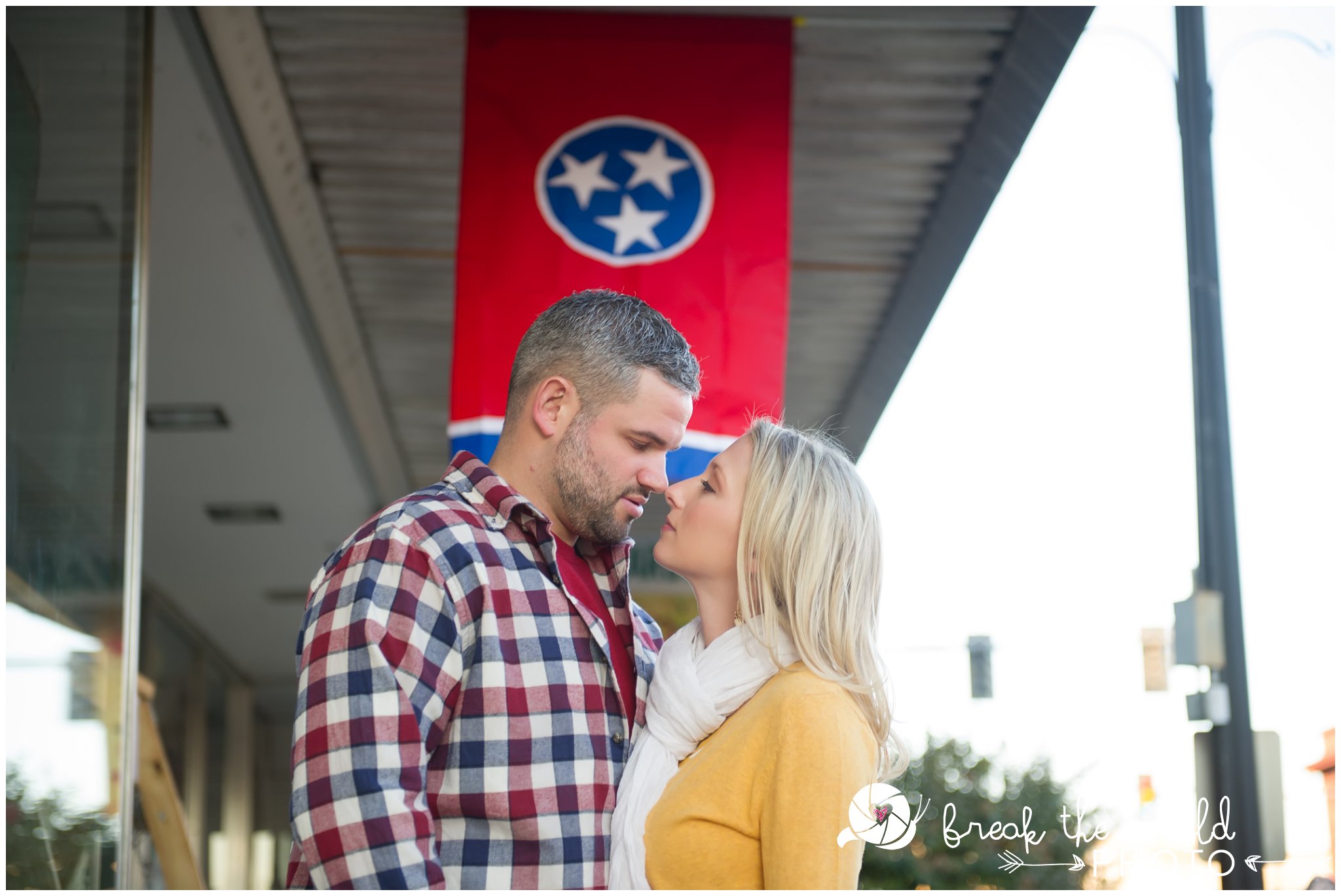 break-the-mold-photo-knoxville-tn-lenoir-city-downtown-outdoor-hiking-engagement-session_2017.jpg