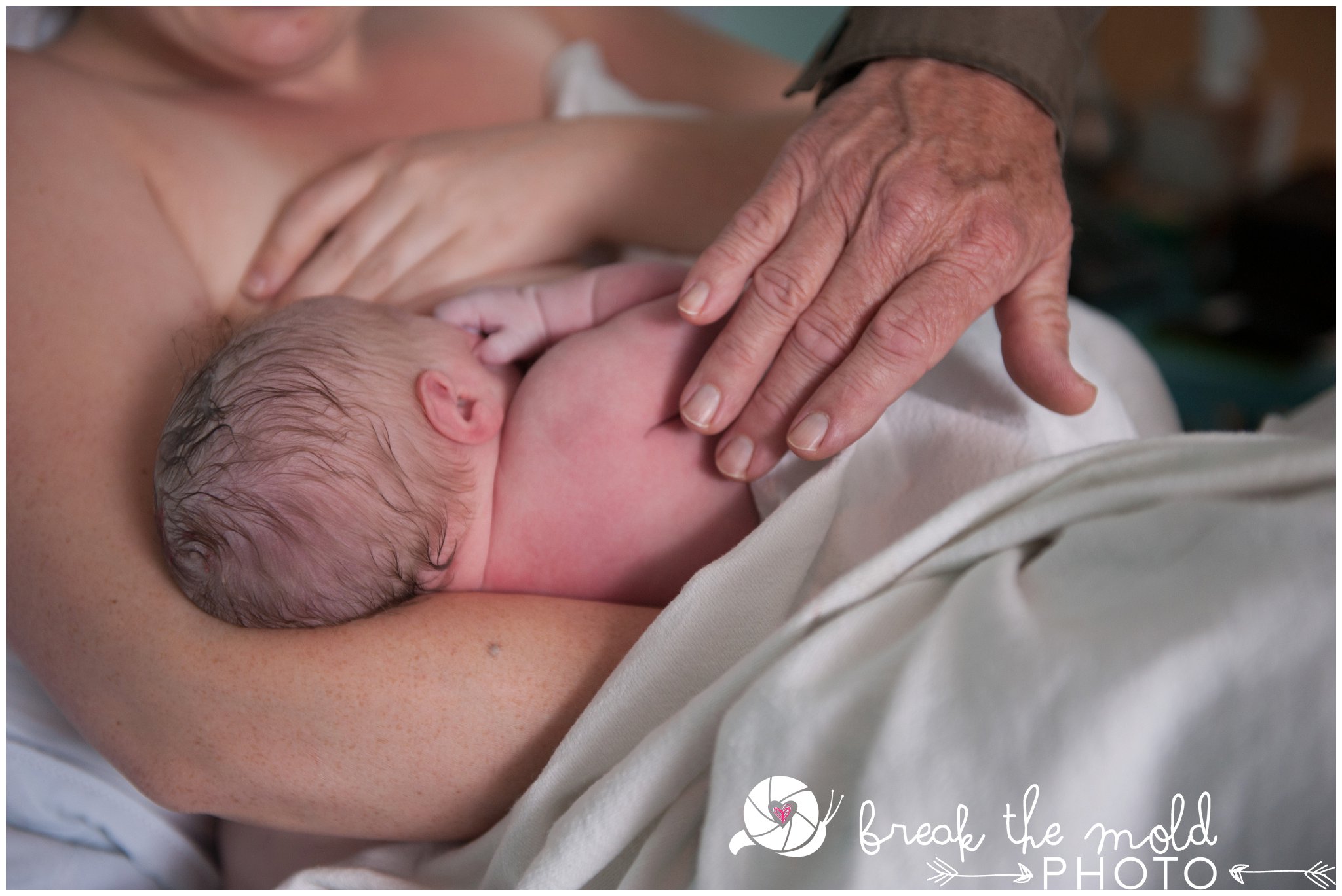break-the-mold-photo-newborn-mama-nursing-mama-studio_6323.jpg
