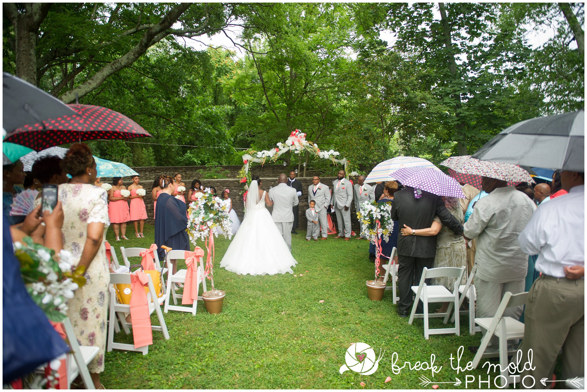 break-the-mold-photo-june-wedding-garden-rain-unique_7991.jpg