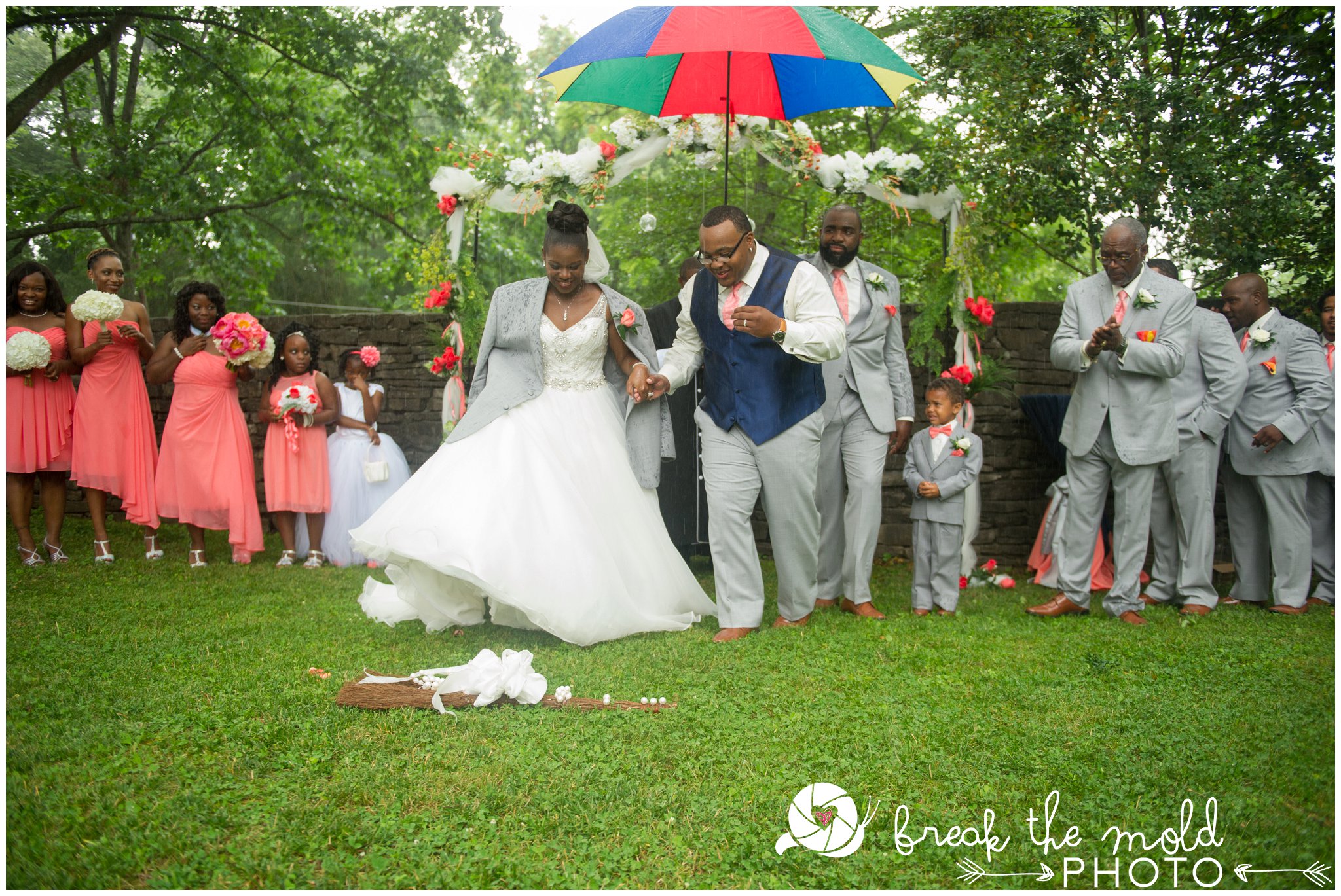 break-the-mold-photo-june-wedding-garden-rain-unique_8001.jpg