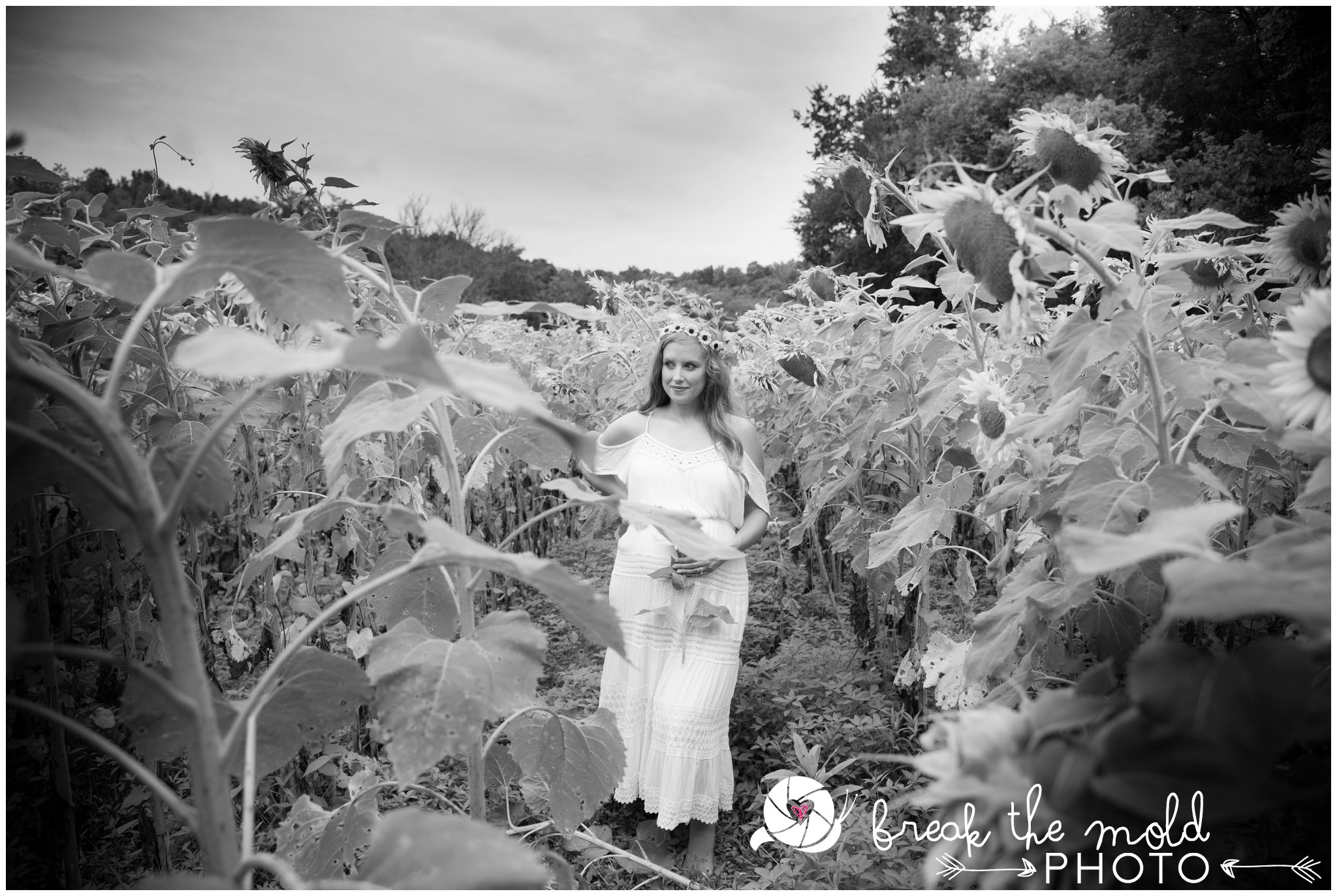break-the-mold-photo-maternity-shoot-sunflowers_1239.jpg