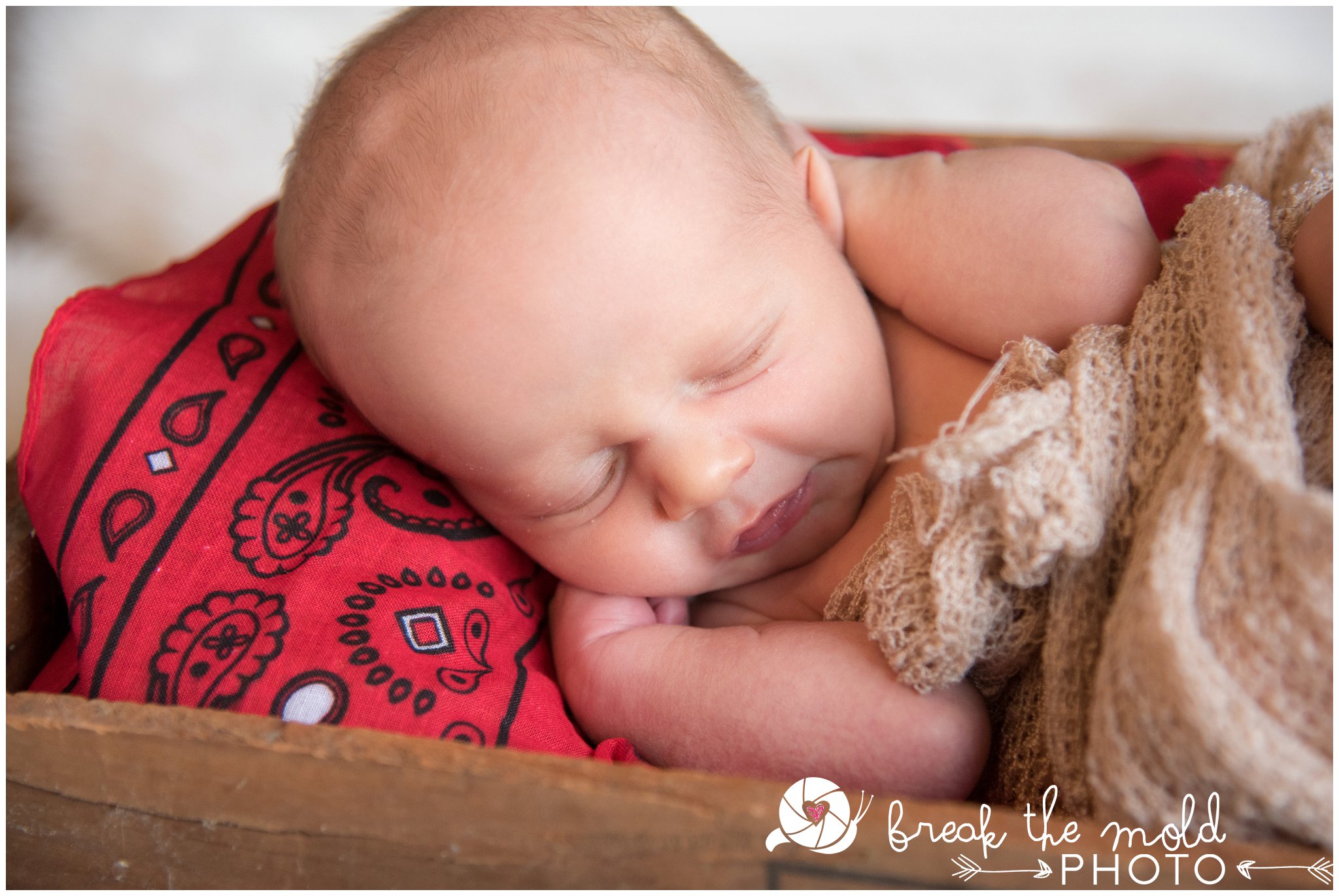 break-the-mold-photo-newborn-in-home-photos-nursery-lifestyle_1104.jpg