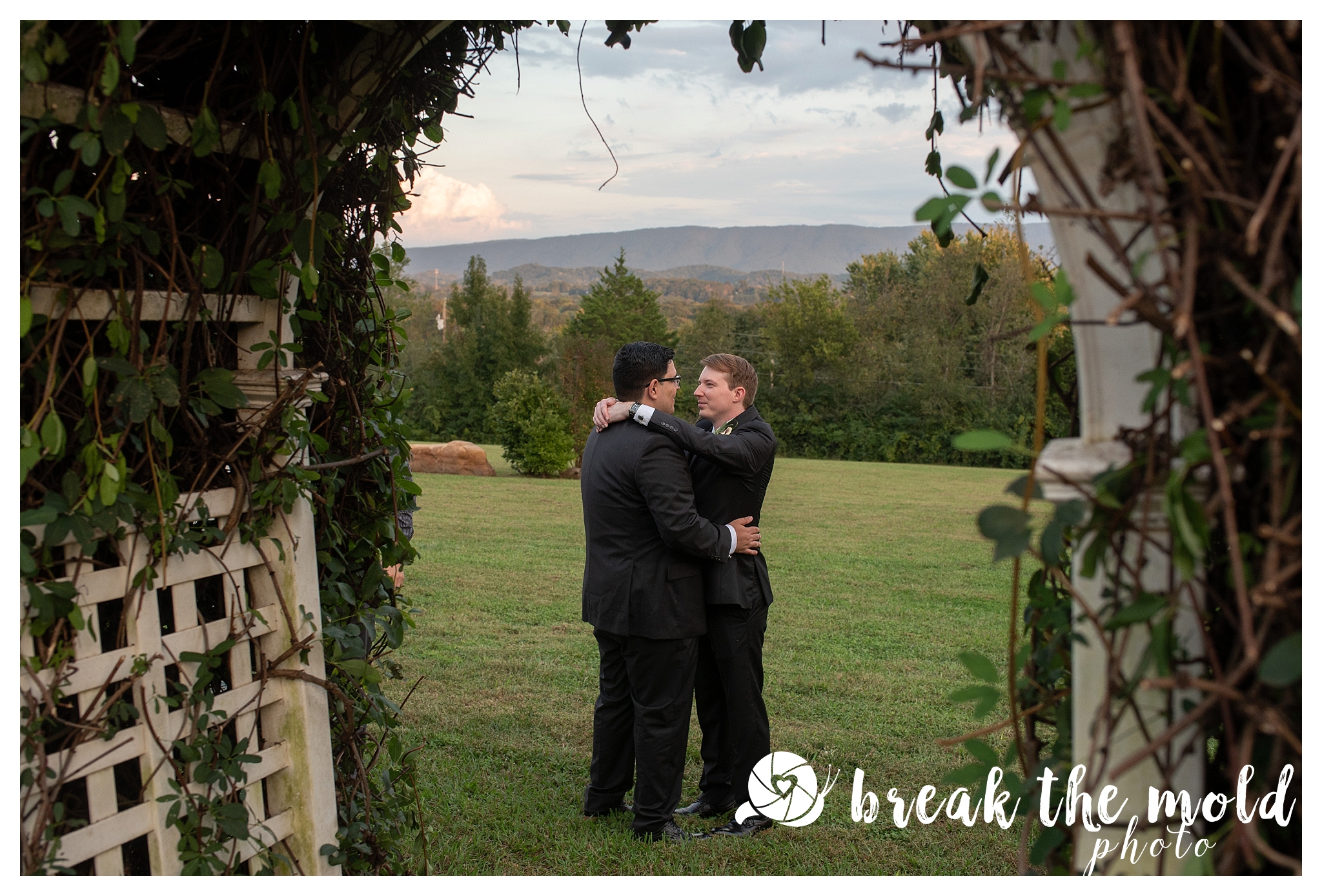 break-the-mold-photo-colonnial-estate-maryville-wedding-mountain-view-same-sex-gay-wedding_1049.jpg