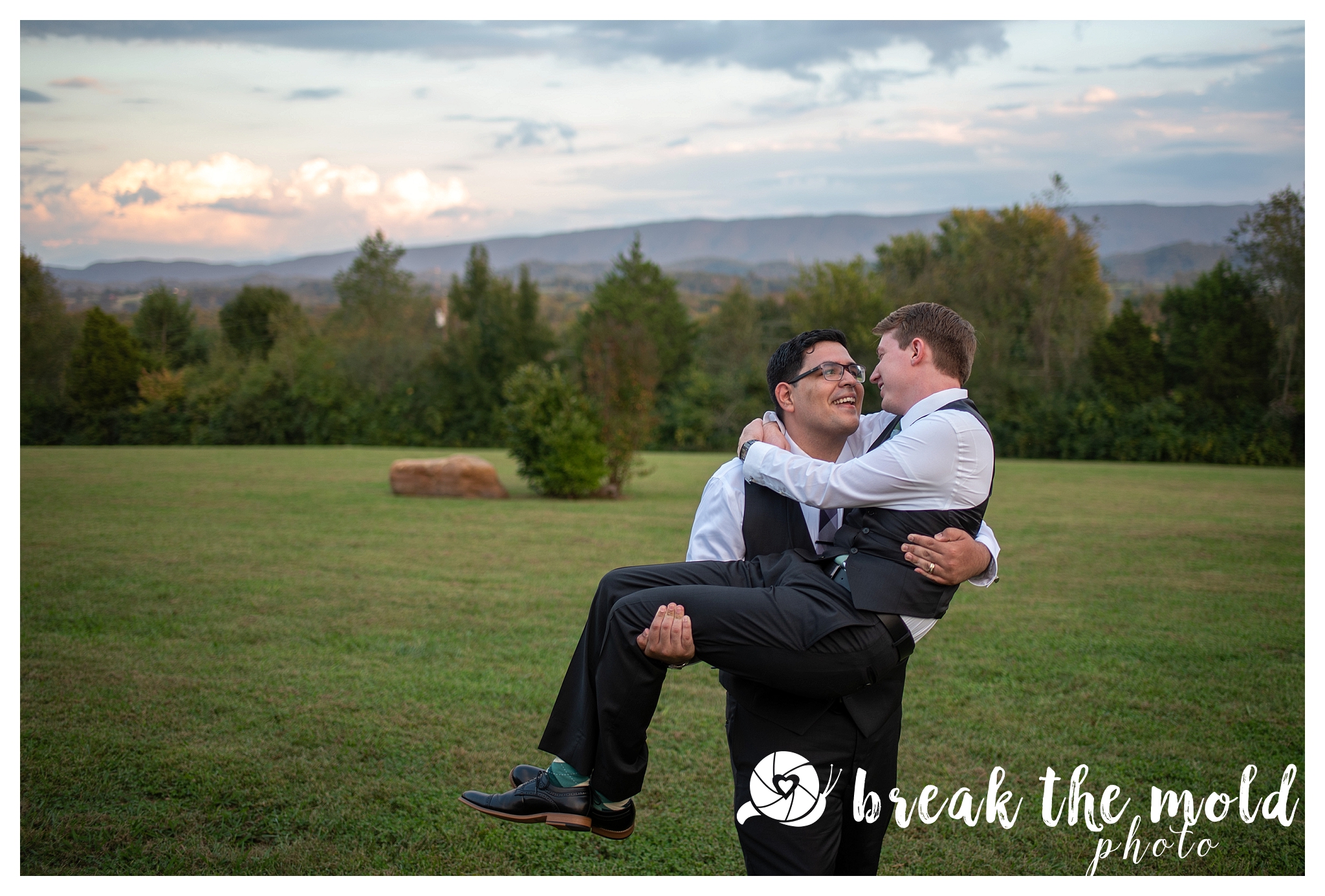 break-the-mold-photo-colonnial-estate-maryville-wedding-mountain-view-same-sex-gay-wedding_1051.jpg